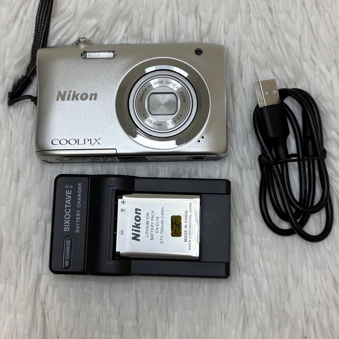 美品　Nikon カメラ　COOLPIX A100 充電器　シルバー　コンデジ