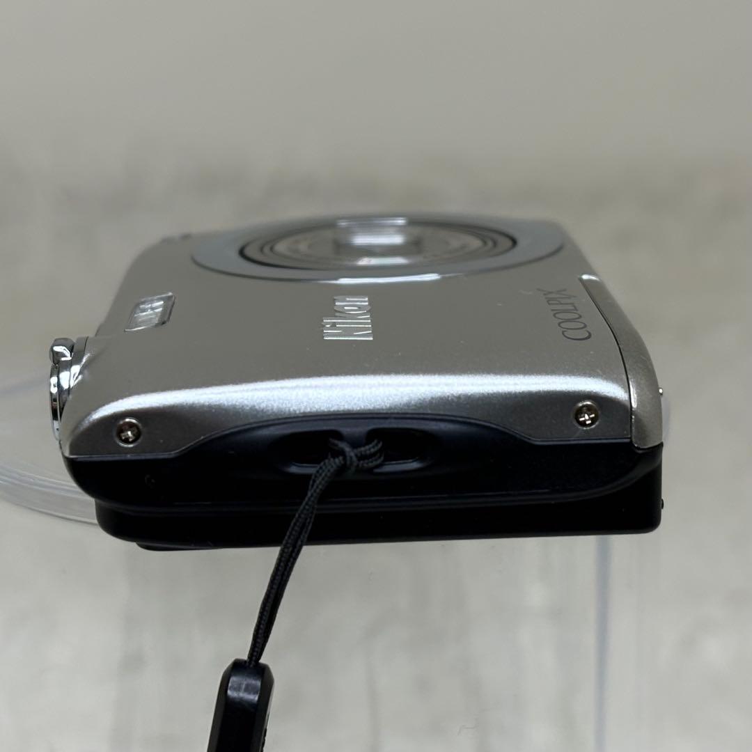 美品　Nikon カメラ　COOLPIX A100 充電器　シルバー　コンデジ