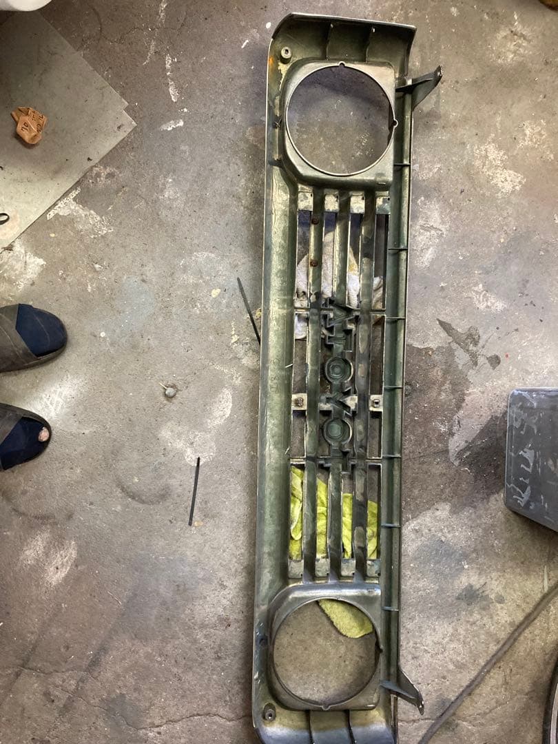 トヨタ　ランドクルーザー70純正グリル中期