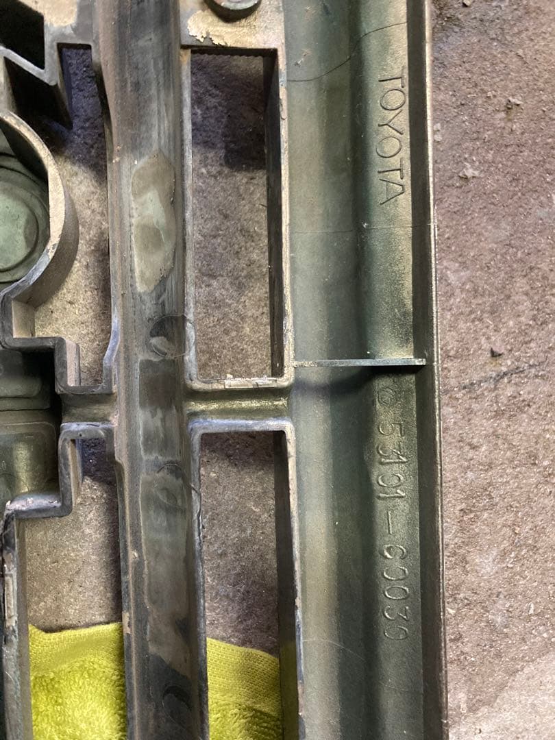 トヨタ　ランドクルーザー70純正グリル中期