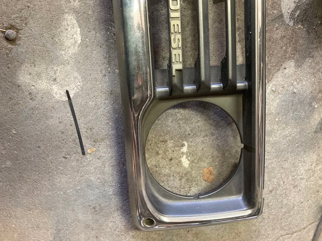 トヨタ　ランドクルーザー70純正グリル中期