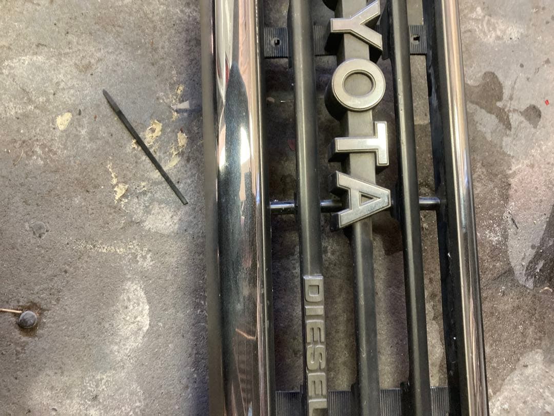 トヨタ　ランドクルーザー70純正グリル中期