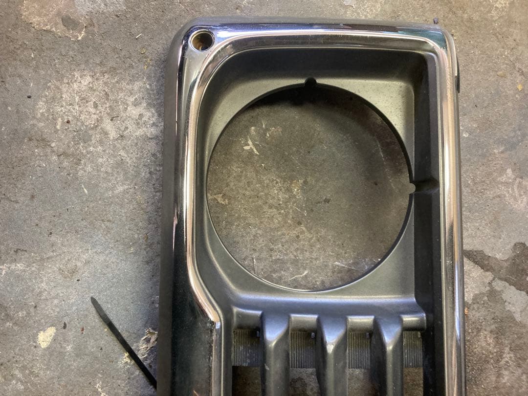 トヨタ　ランドクルーザー70純正グリル中期