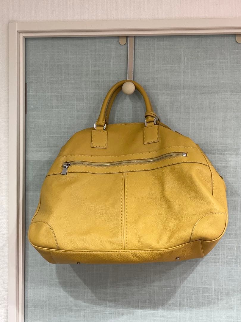 映えるイエローレザーボストンバッグ