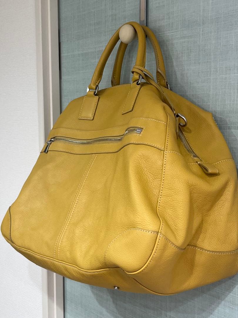 映えるイエローレザーボストンバッグ