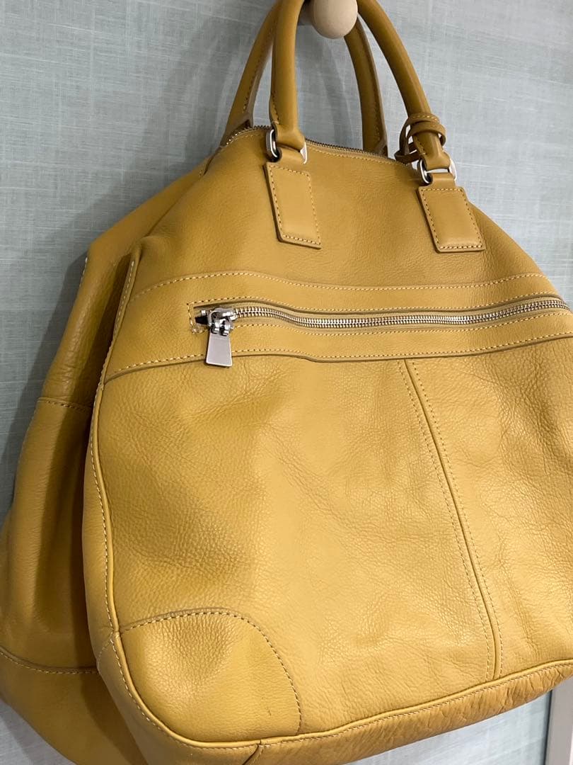 映えるイエローレザーボストンバッグ