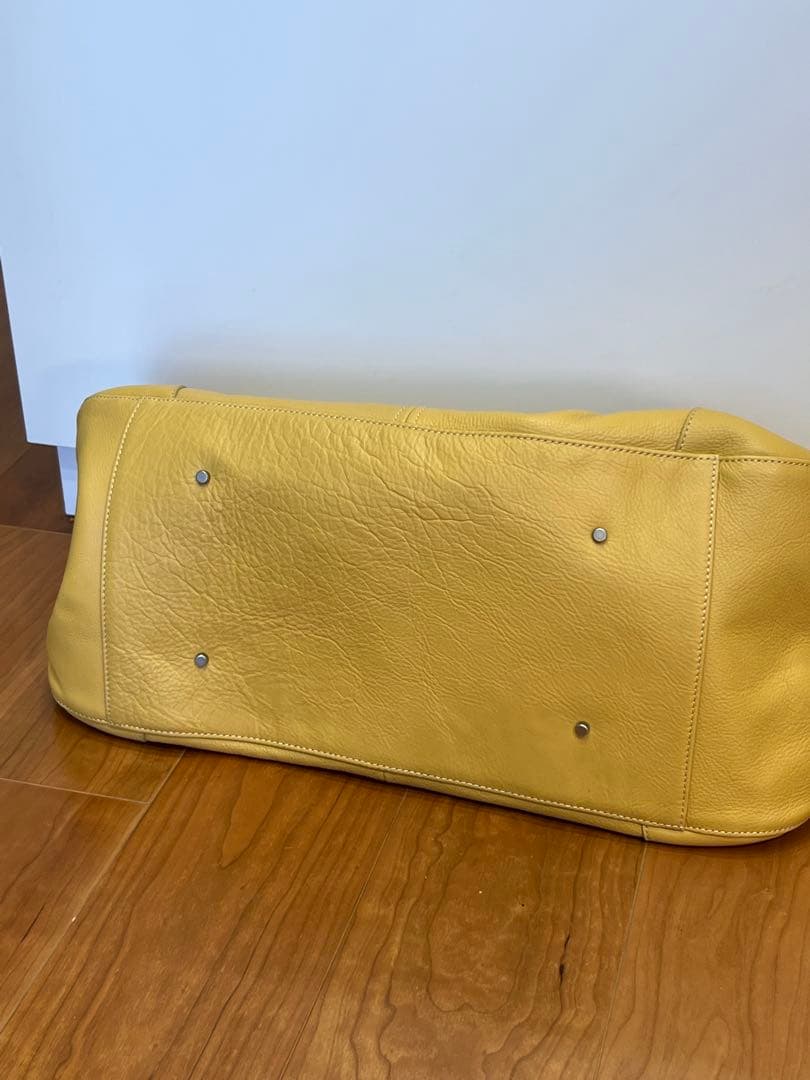 映えるイエローレザーボストンバッグ