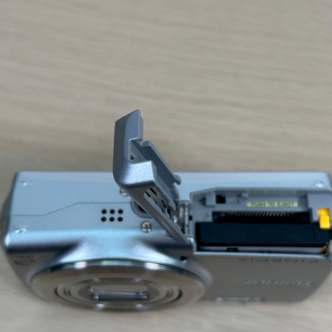 【美品】FUJIFILM FINEPIX F100fd デジカメ B225