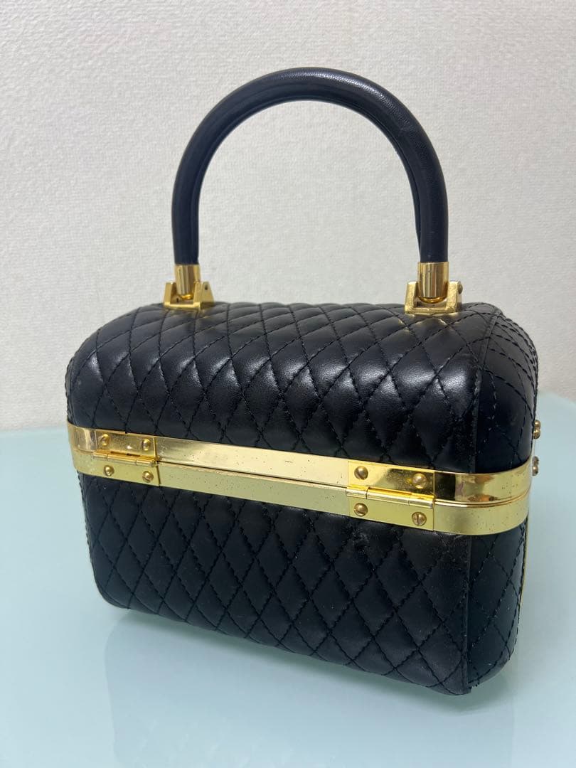 黒いキルティングパーティーバッグ