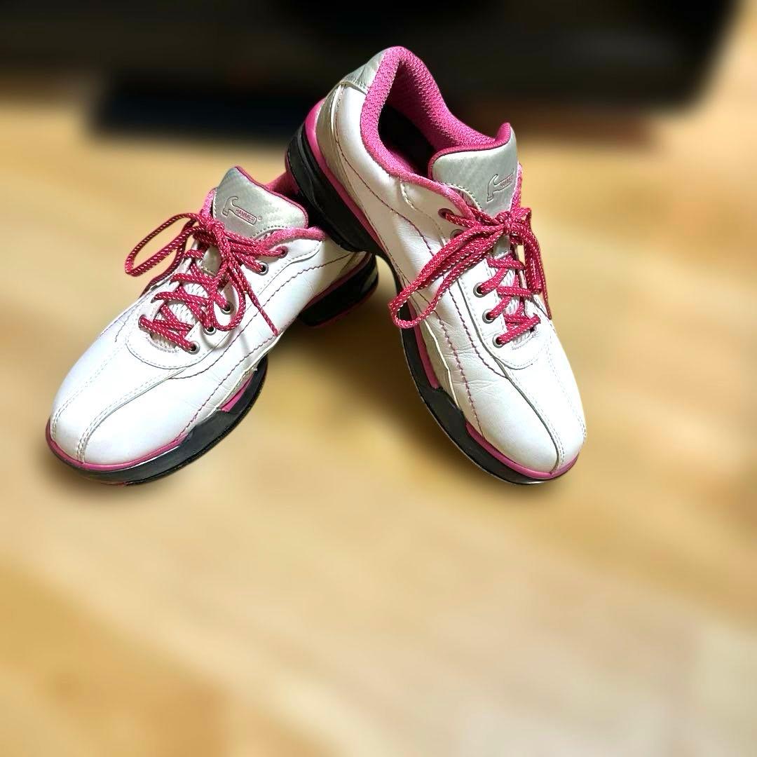 ハンマー社のボウリングシューズ ホワイト/ピンク