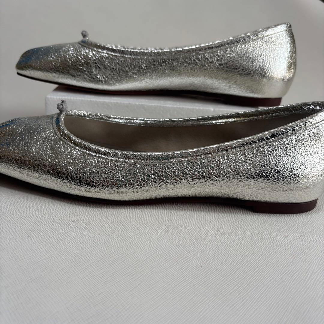 美品　GRISEレザースクエアプリーツフラット　シルバー　25cm