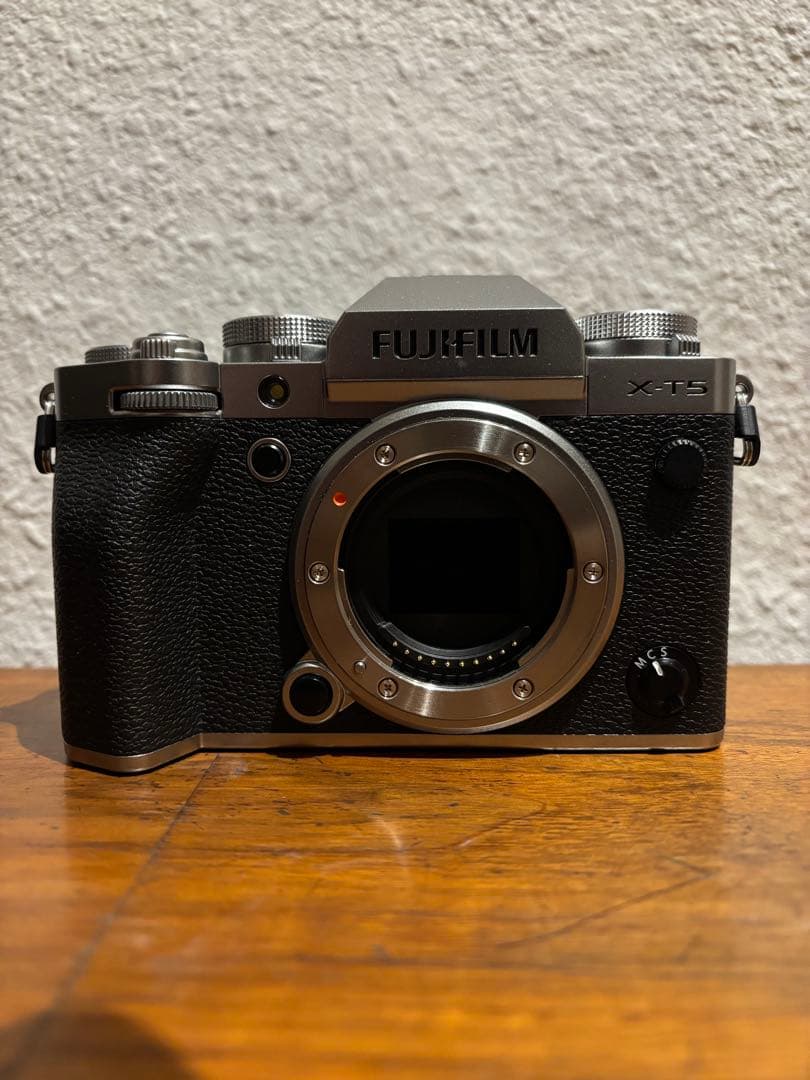FUJIFILM X-T5 シルバー　ボディ　シャッター回数880回