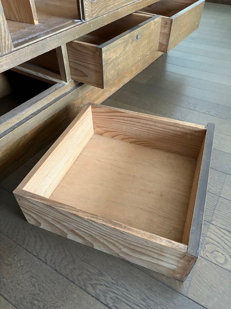 昭和の家具職人が作ったガラス扉の木製本棚 （引出し付き）