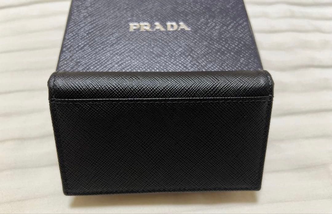 プラダ　名刺入れ　黒　サフィアーノ