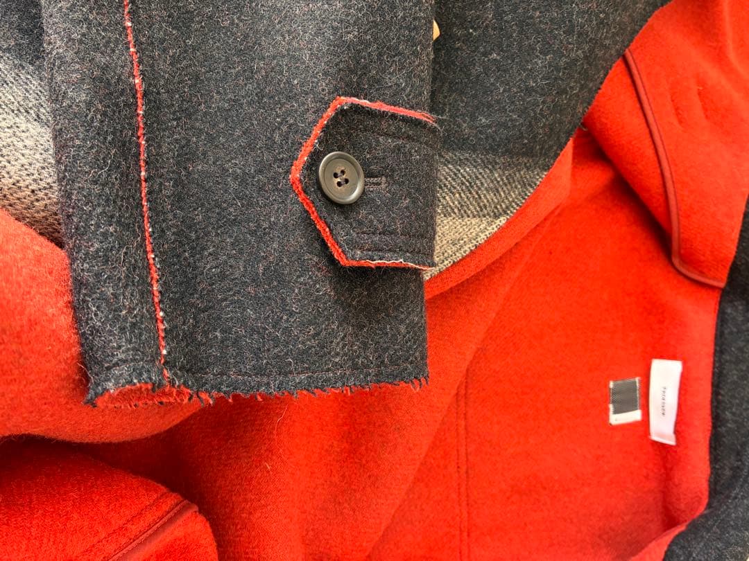 ウール100% グレーと赤のダッフルコート