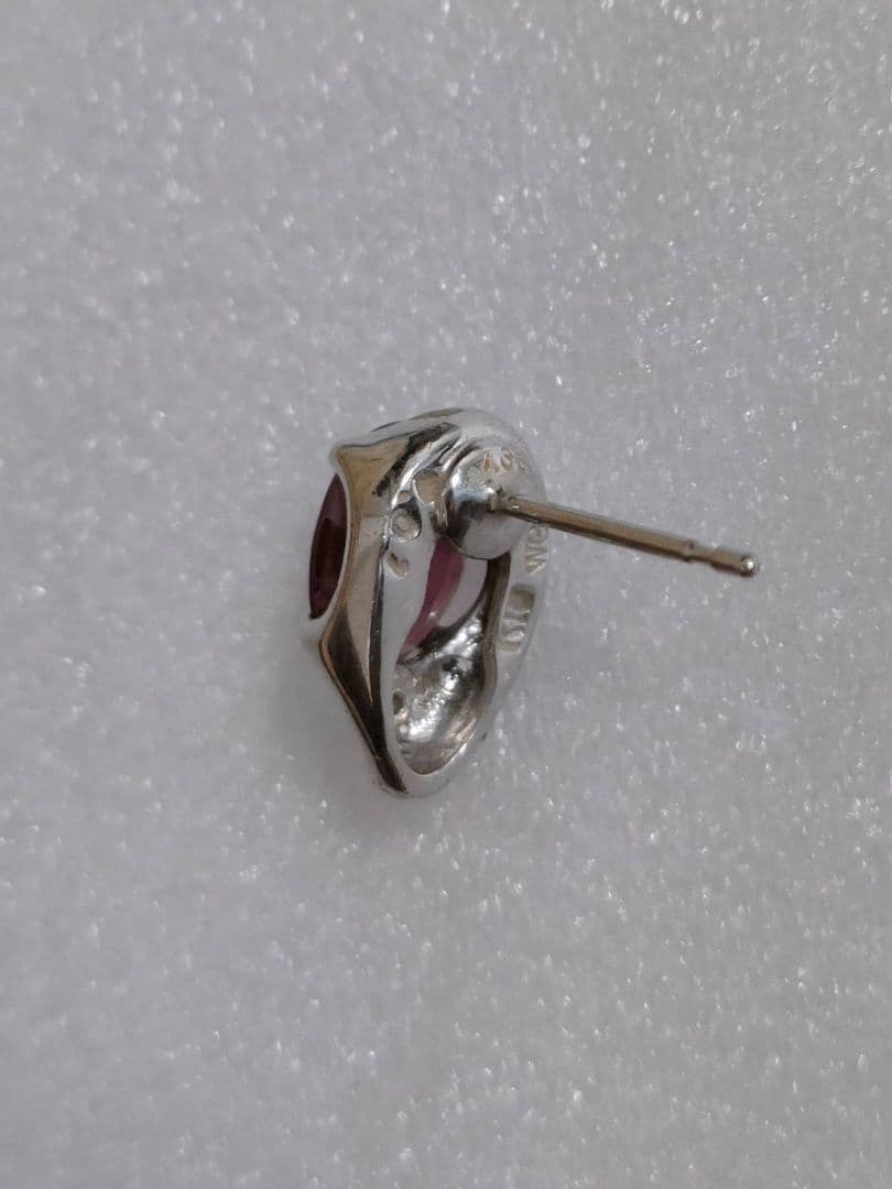 ニコちゃん　ピアス（片耳）プラチナ、ダイヤモンドルビーorガーネット