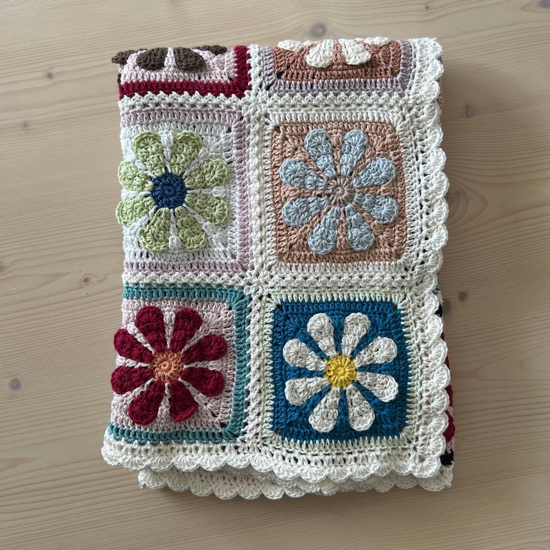 お花のモチーフ編み マルチカバー カラフルな花柄のグラニースクエアブランケット