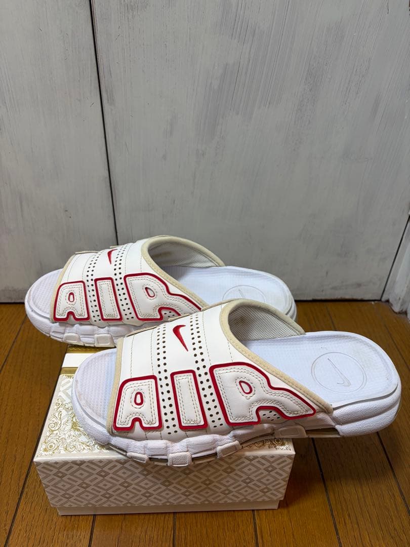 エア モア アップテンポ スライド サンダル　ホワイト/レッド27cm