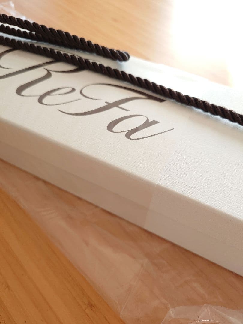 新品未使用　リファパワーストレートアイロンプロ　ホワイト　保証書、ケース付き