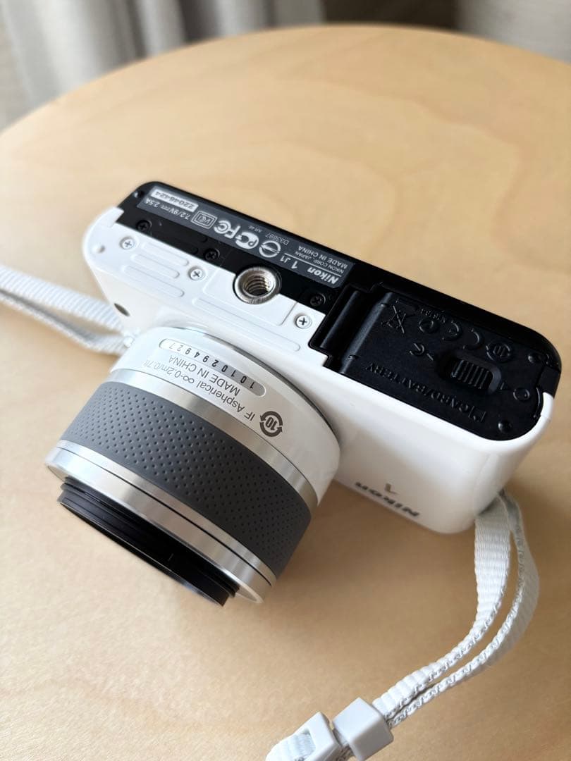 Nikon ニコン ミラーレスカメラ J１ホワイト
