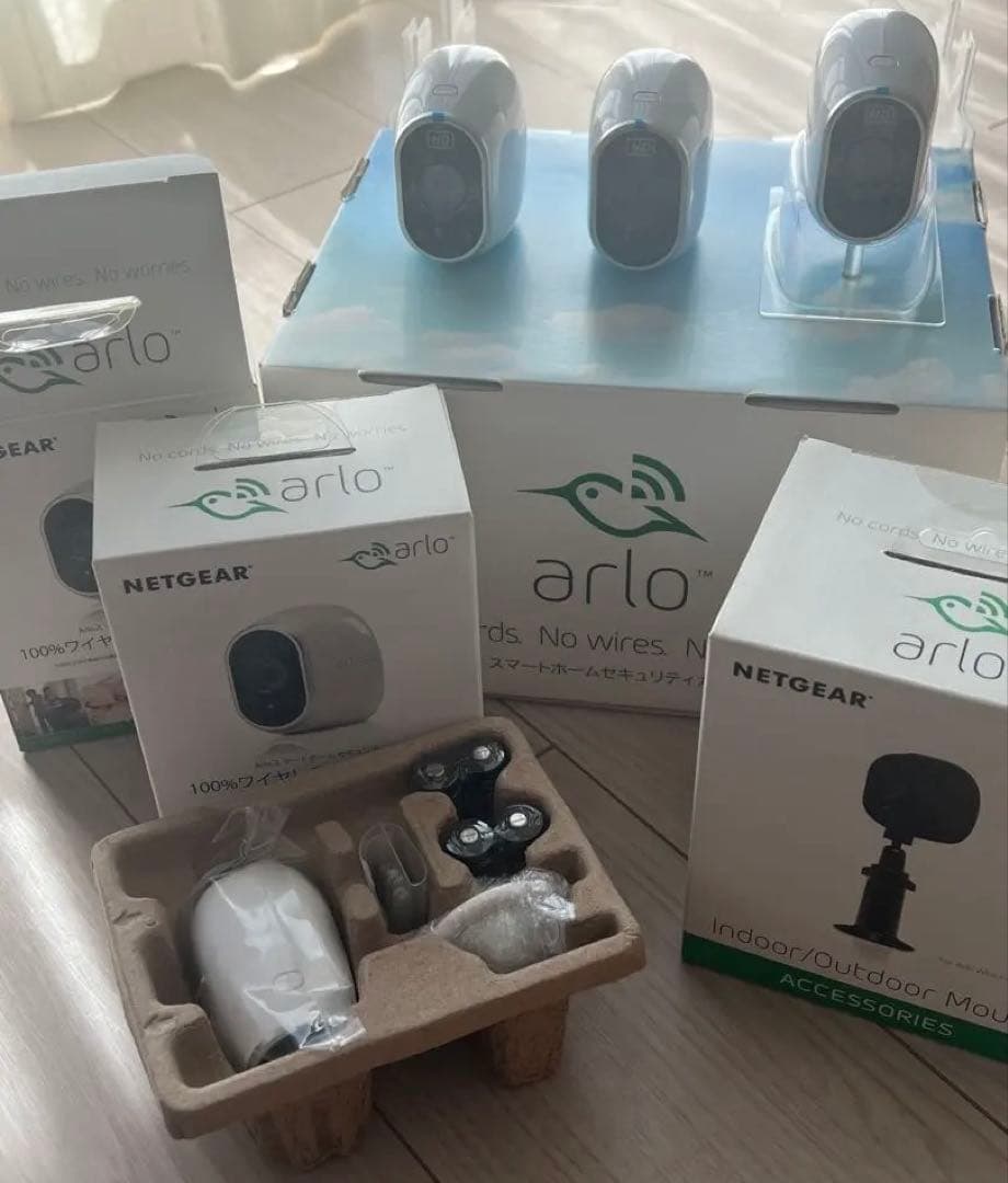 Arlo 無線防犯カメラ 3台セット 追加用2台(合計5台)とNETGEAR1台