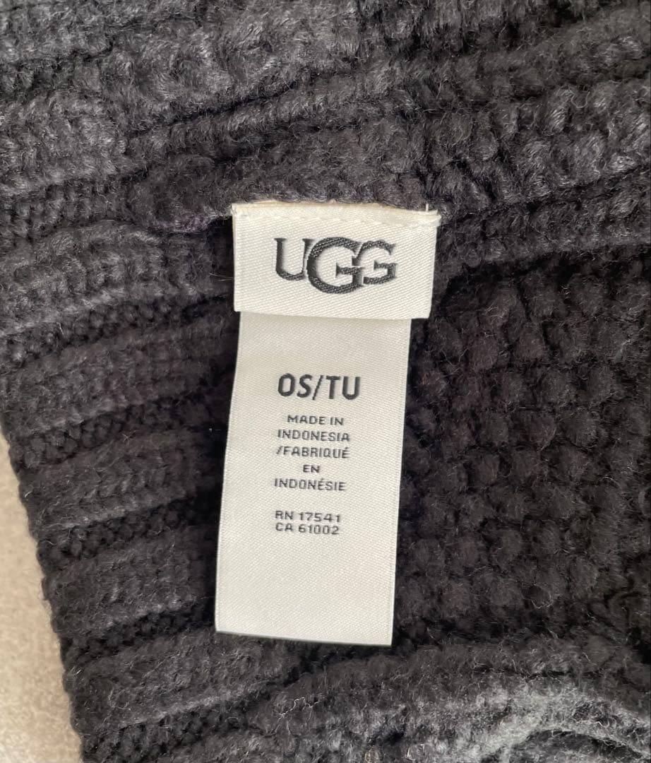 【未使用品】 UGG ケーブル ビーニー ニット帽 ポンポン付き ブラック