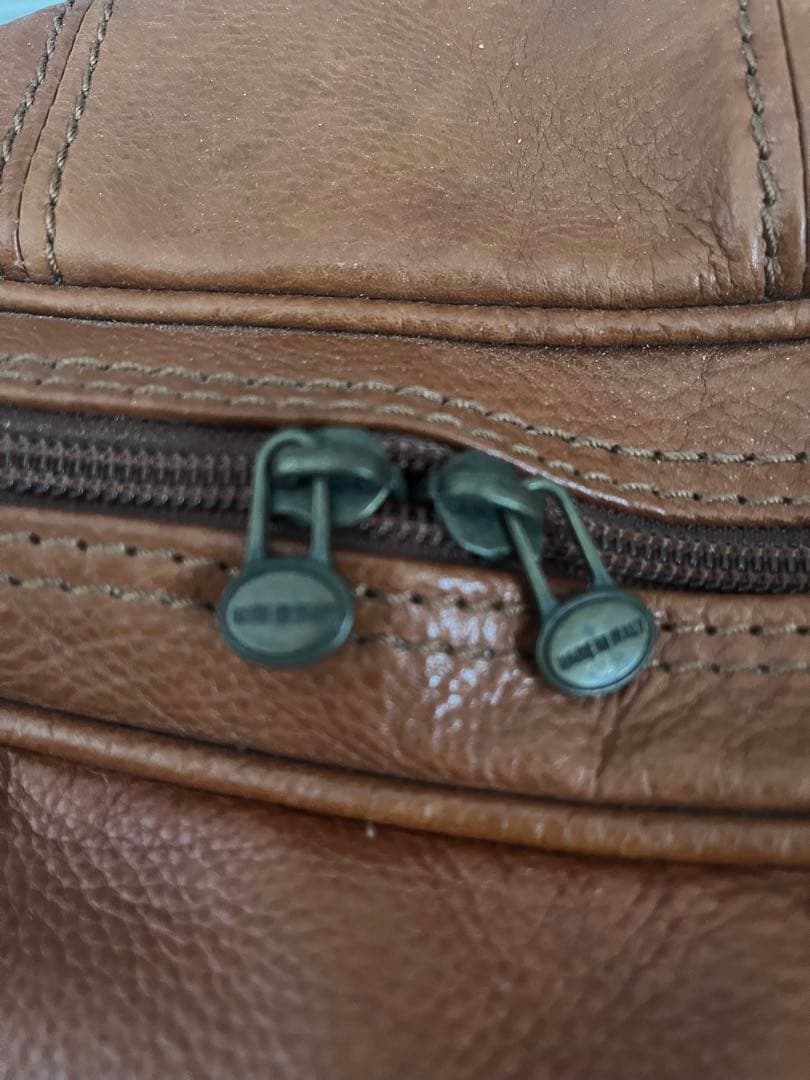 【、】イタリア製　革ボストンバッグ