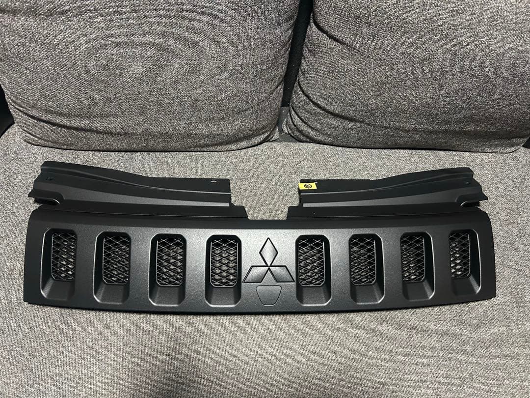 ③デリカＤ５‼️フロントグリル　送料込み‼️ラバーチッピング塗装