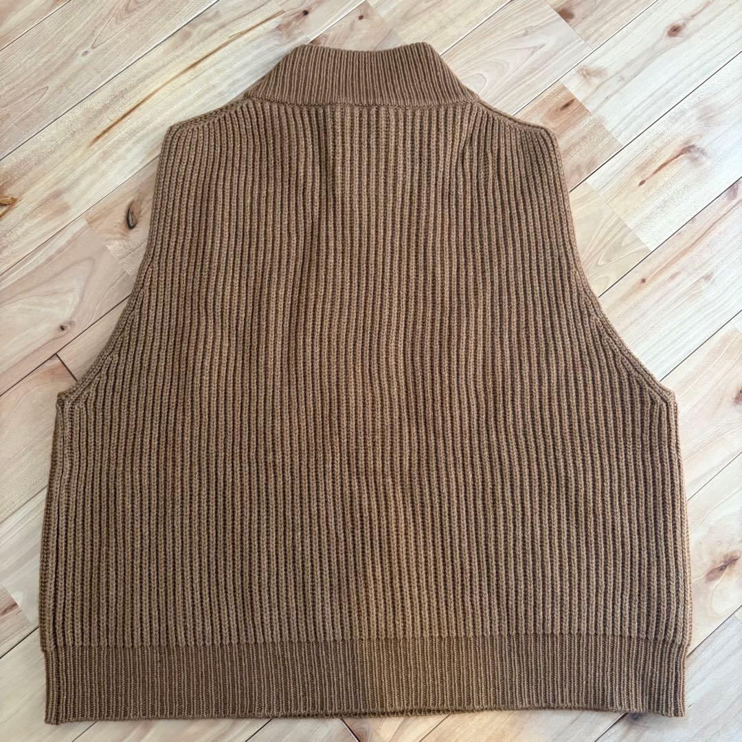 リブ編みハイネックジッパーニットベスト ブラウン