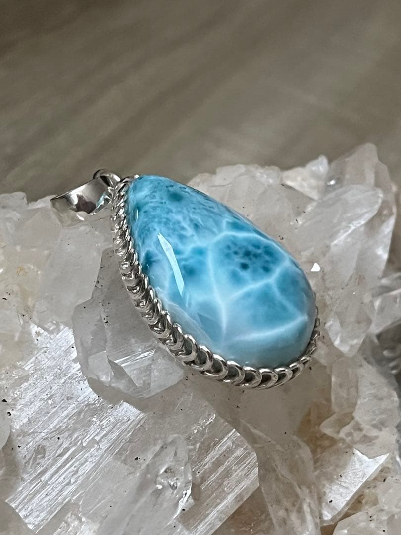 天然石☆高品質！ラリマーしずく型ペンダントトップ☆シルバーワク付き☆模様が美しい