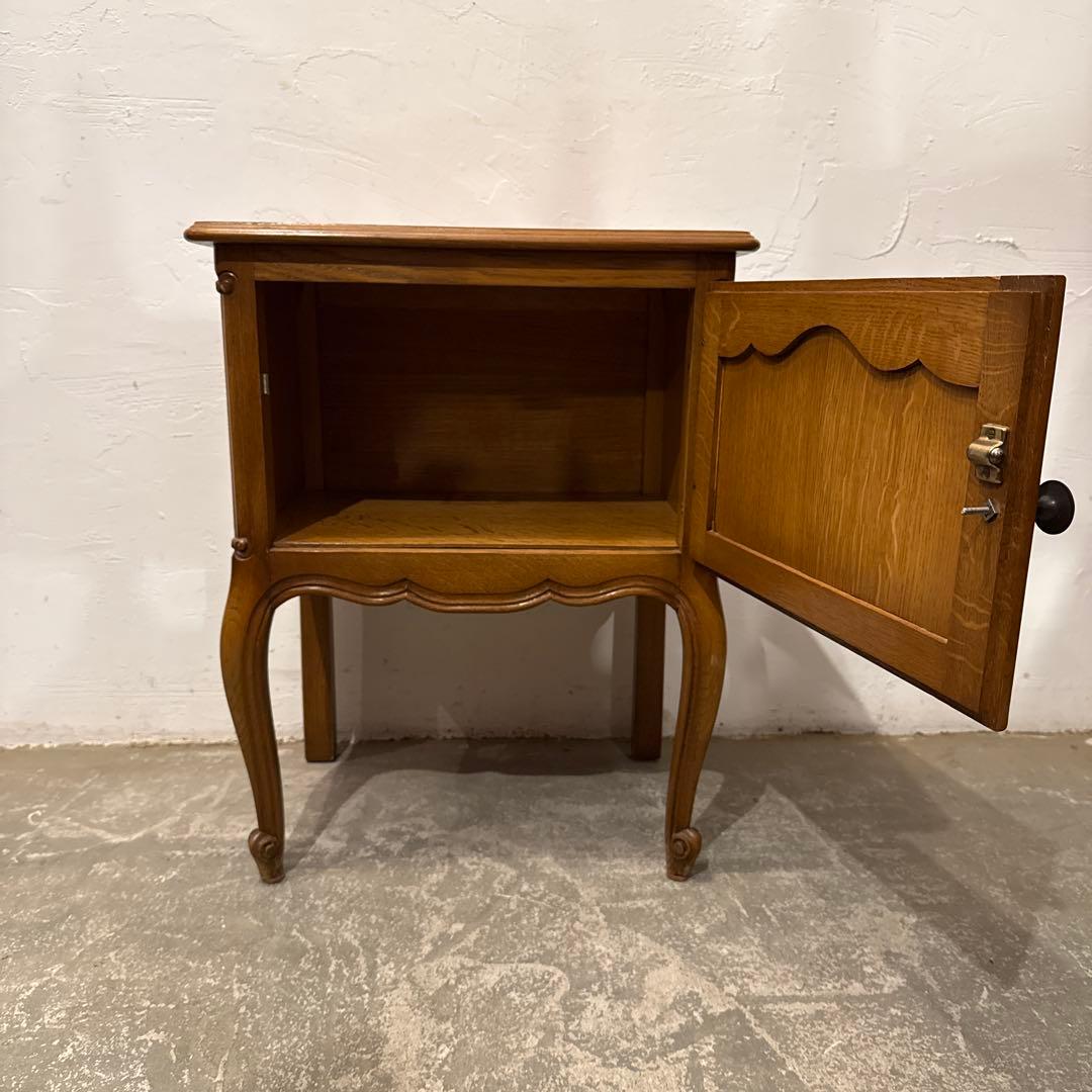 カスミ草ヴィンテージ　木製サイドテーブル　扉収納付き　1