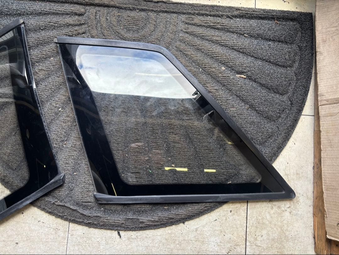 BNR32スカイラインGT-Rリアウォーターガラス左右　美品　モール付き