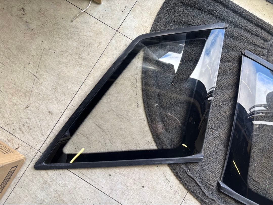 BNR32スカイラインGT-Rリアウォーターガラス左右　美品　モール付き