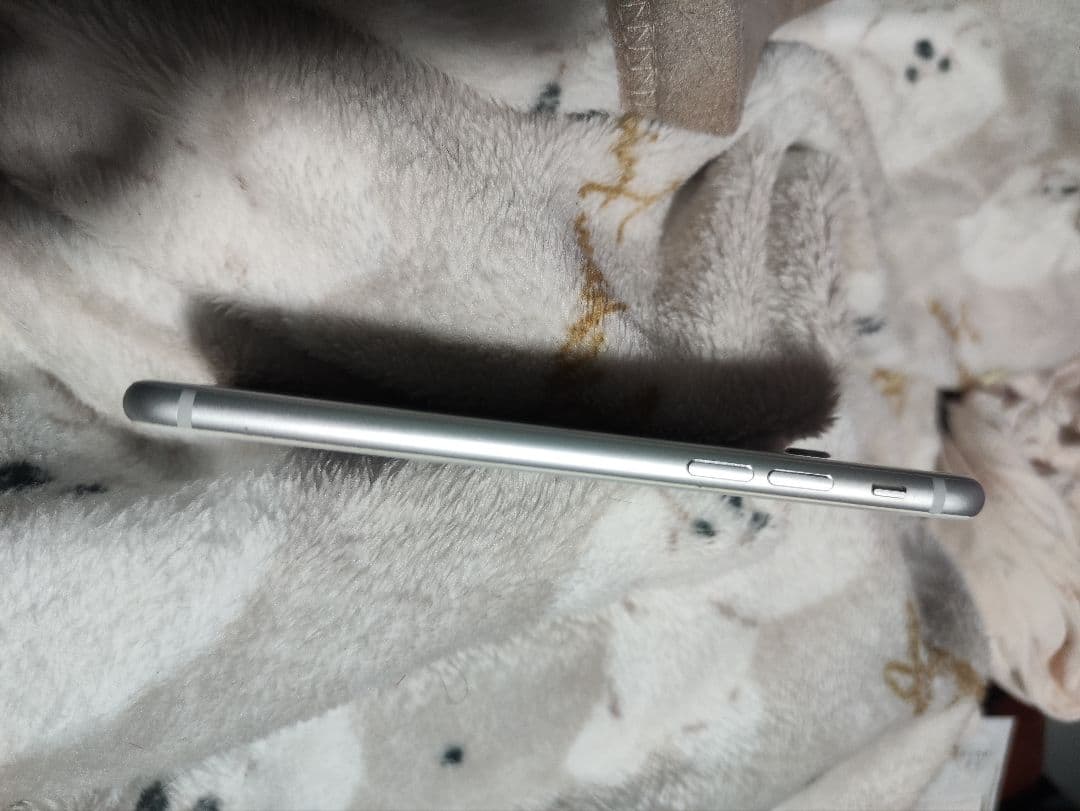 simフリー バッテリー100パーセント iPhone 8 シルバー 64G