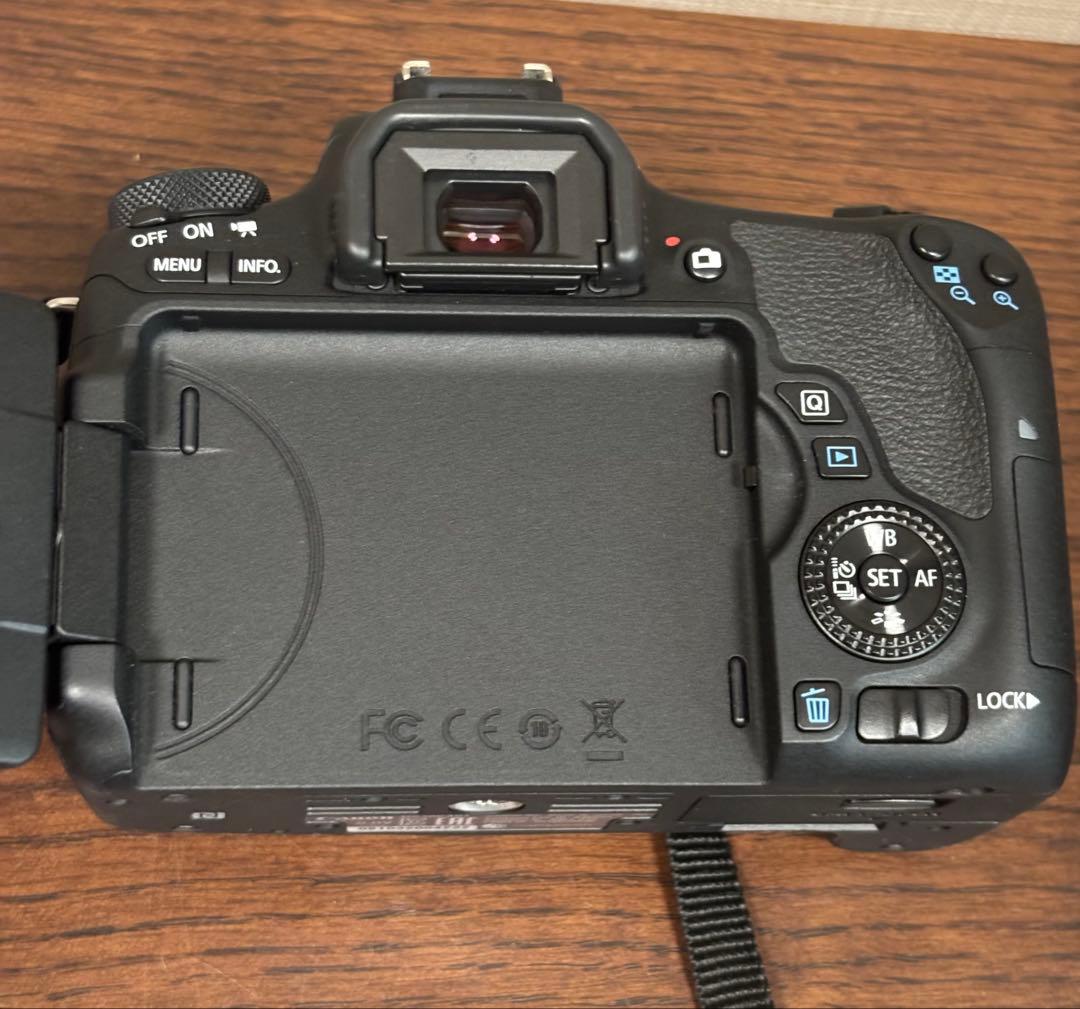 Canon EOS 8000D(W) デジタル一眼レフカメラ Wズームキット