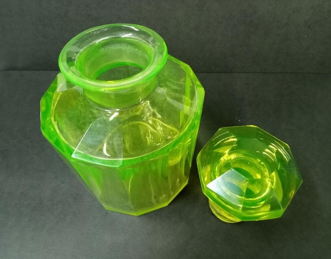 ★P0201★欧州 ウランガラス　12面カット　蓋付　香水瓶　化粧水　ボトル