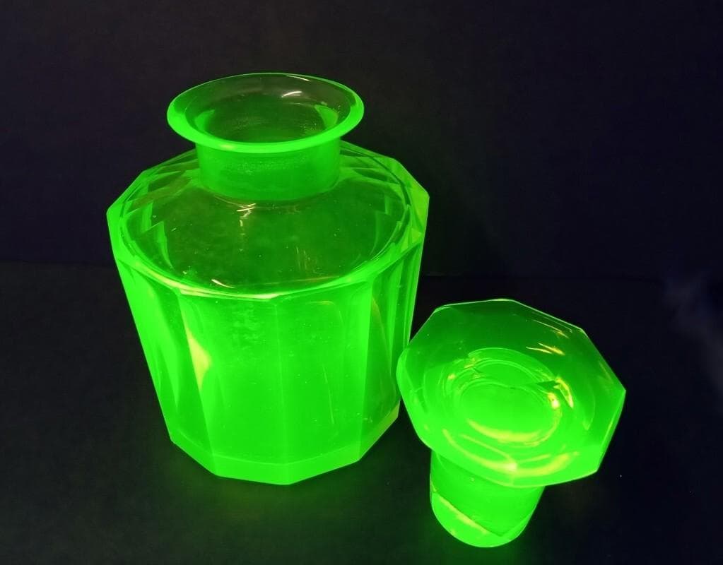 ★P0201★欧州 ウランガラス　12面カット　蓋付　香水瓶　化粧水　ボトル