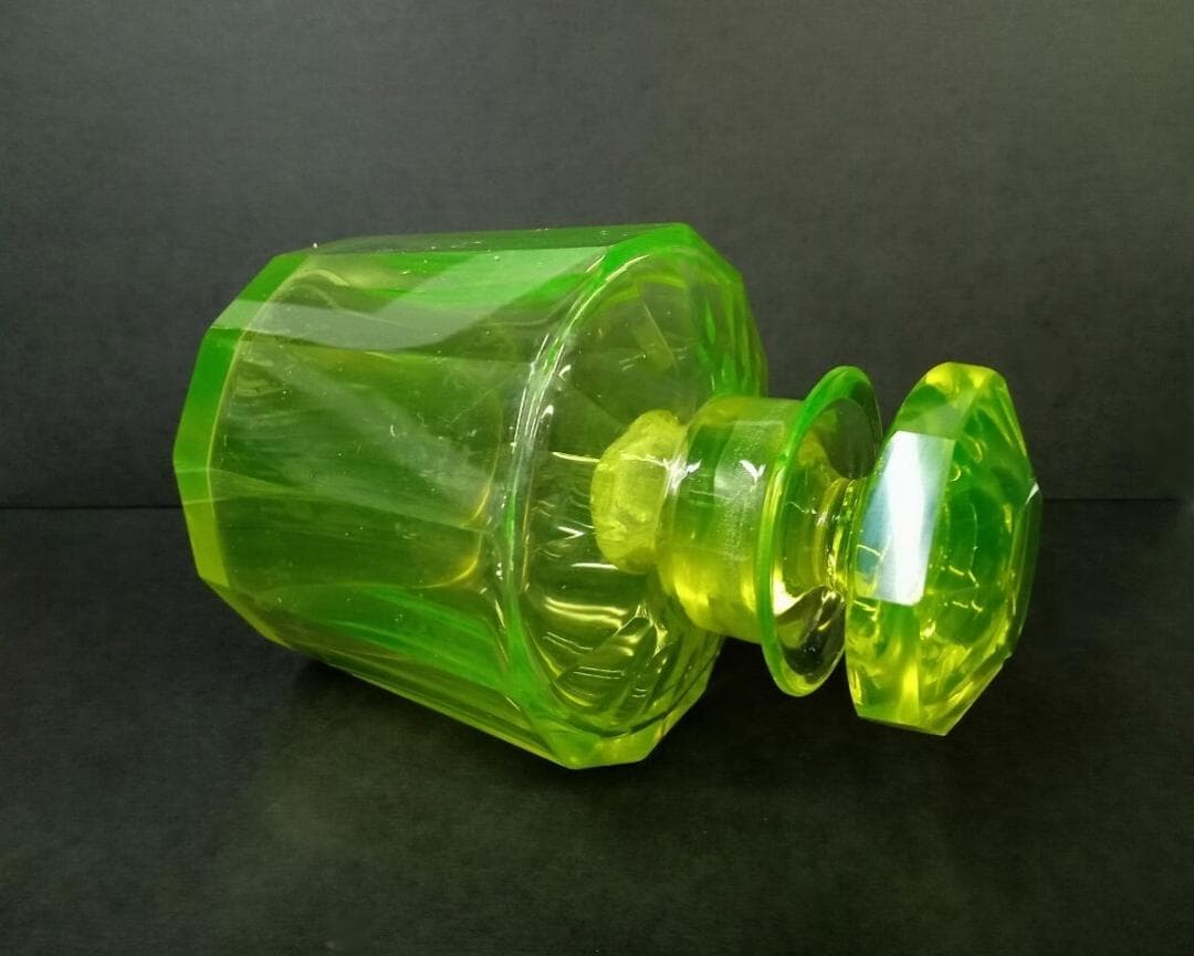 ★P0201★欧州 ウランガラス　12面カット　蓋付　香水瓶　化粧水　ボトル