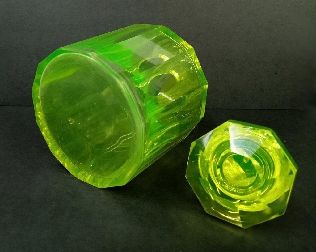 ★P0201★欧州 ウランガラス　12面カット　蓋付　香水瓶　化粧水　ボトル