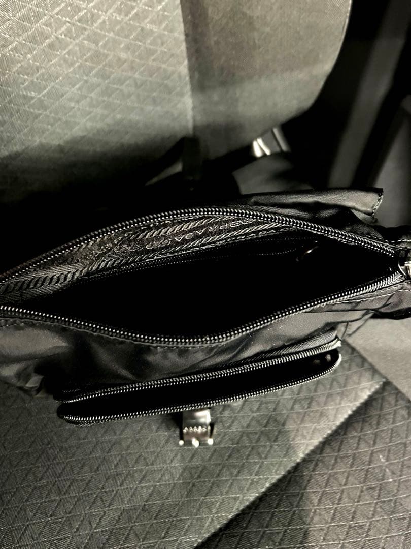 PRADA ブラックナイロンショルダーバッグ【美品】