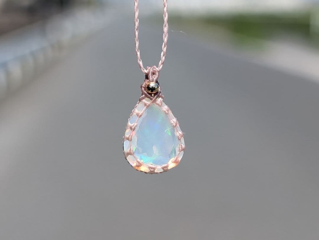 オパールのネックレス