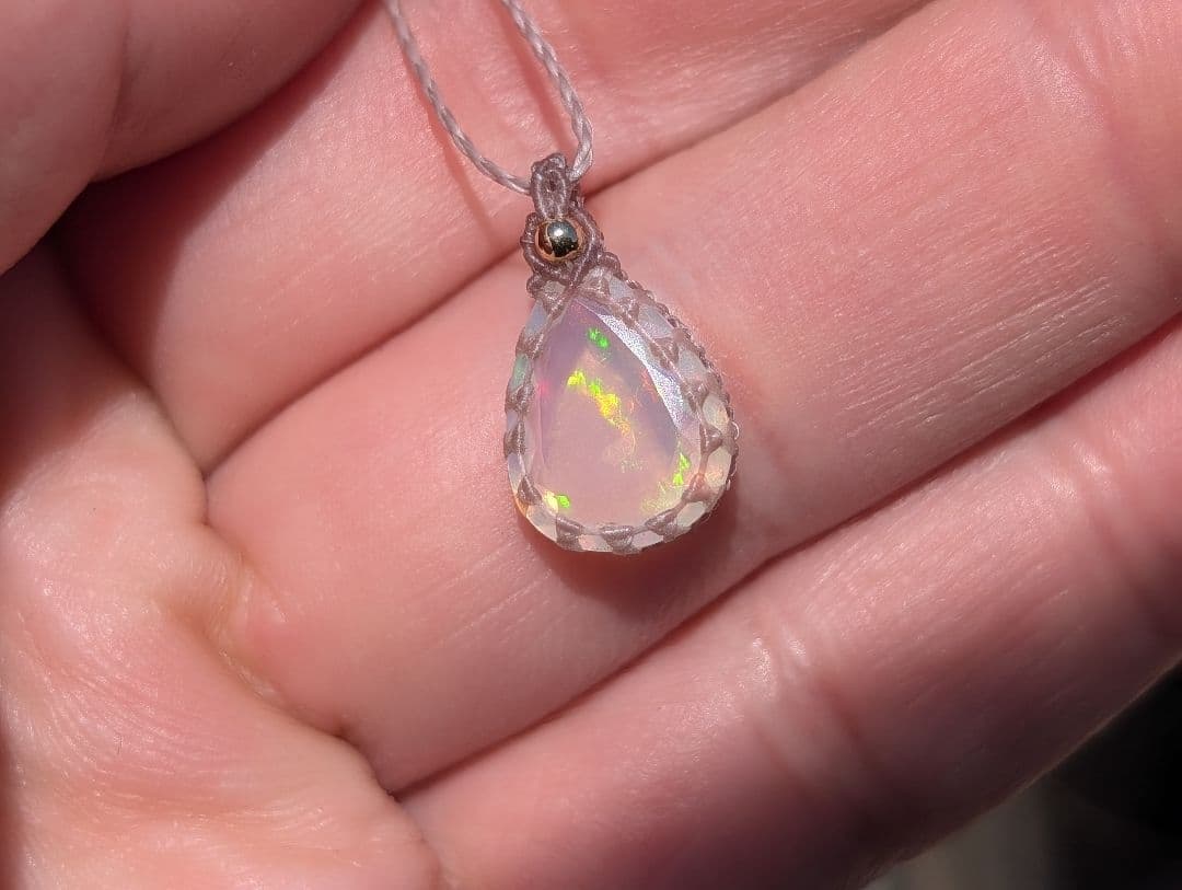 オパールのネックレス