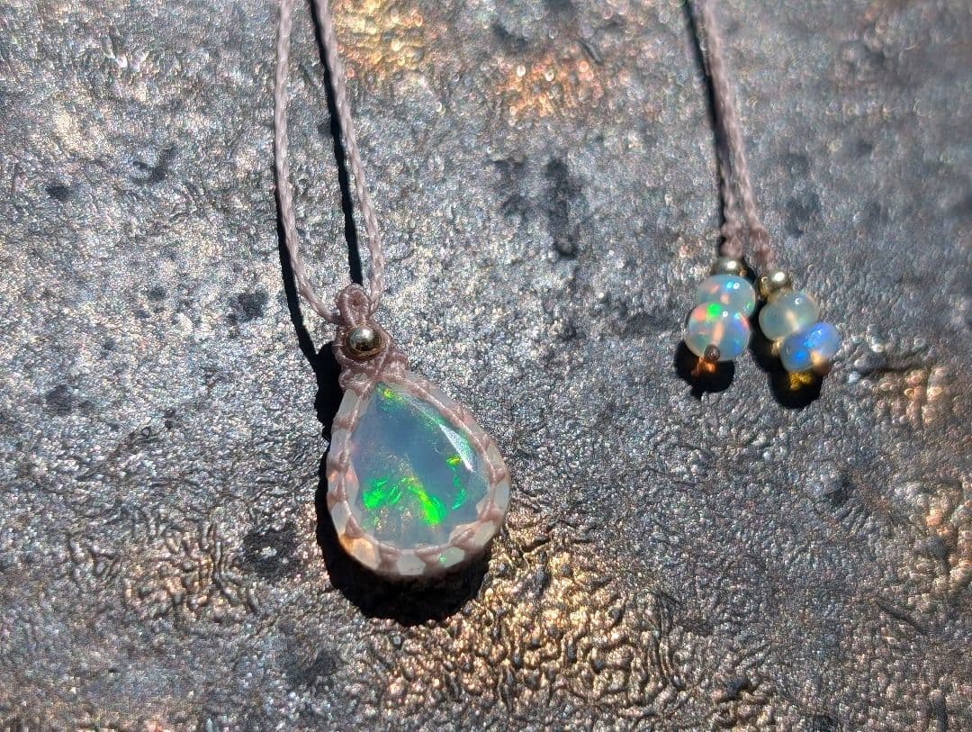 オパールのネックレス