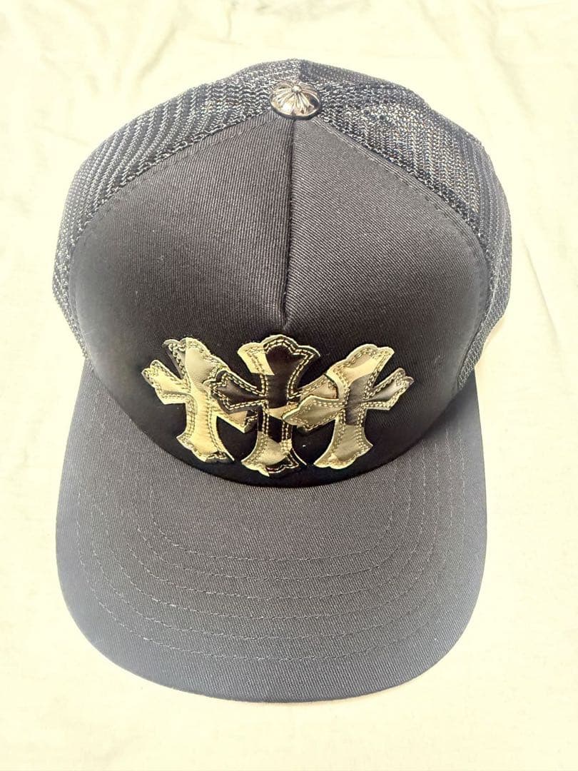 黒の刺繍ロゴトラッカーキャップ