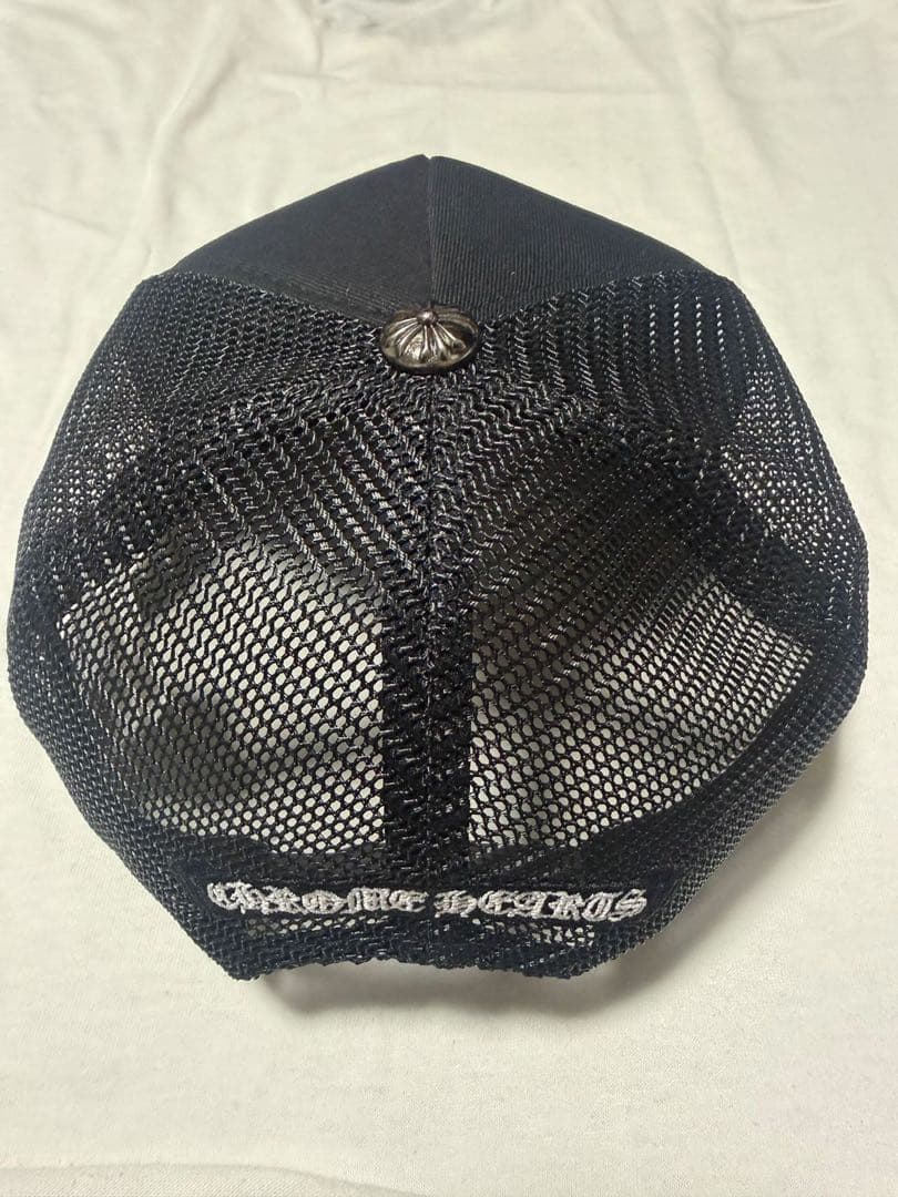 黒の刺繍ロゴトラッカーキャップ