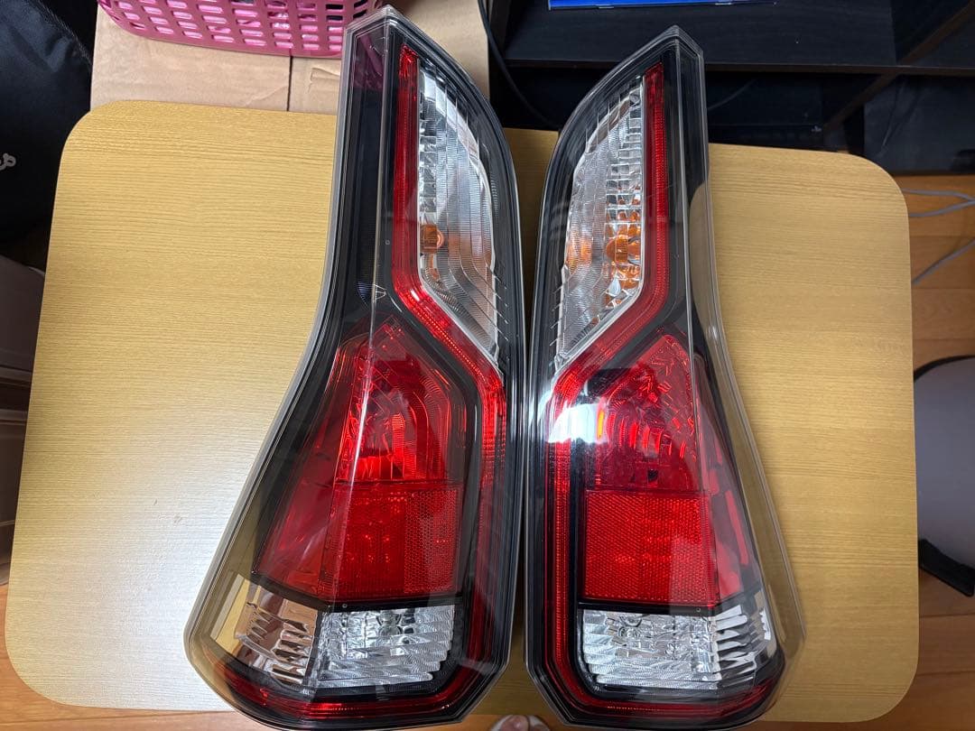 C27 セレナ　テールランプ