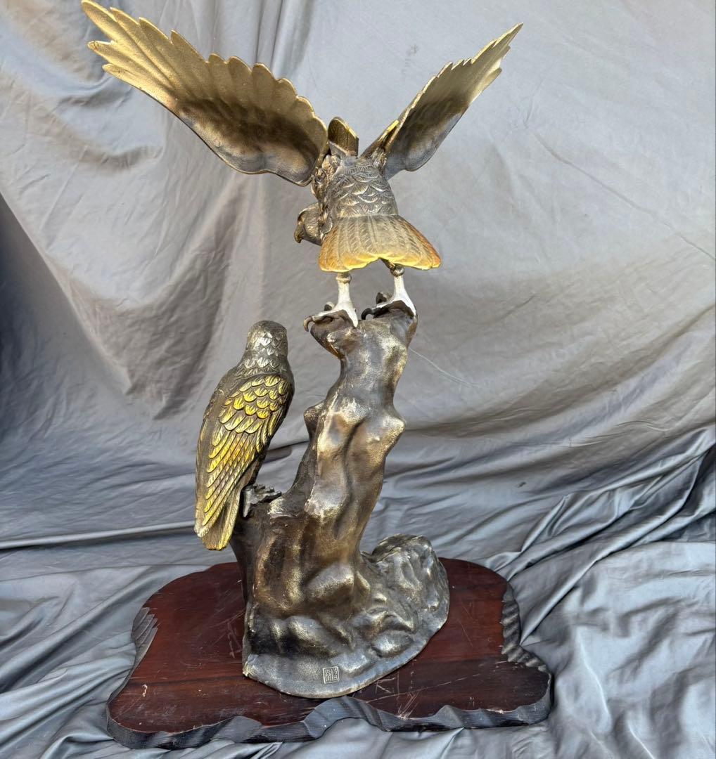 Hy131　鷹の置物　金属製　オブジェ　木製台座付き　刻印あり　インテリア