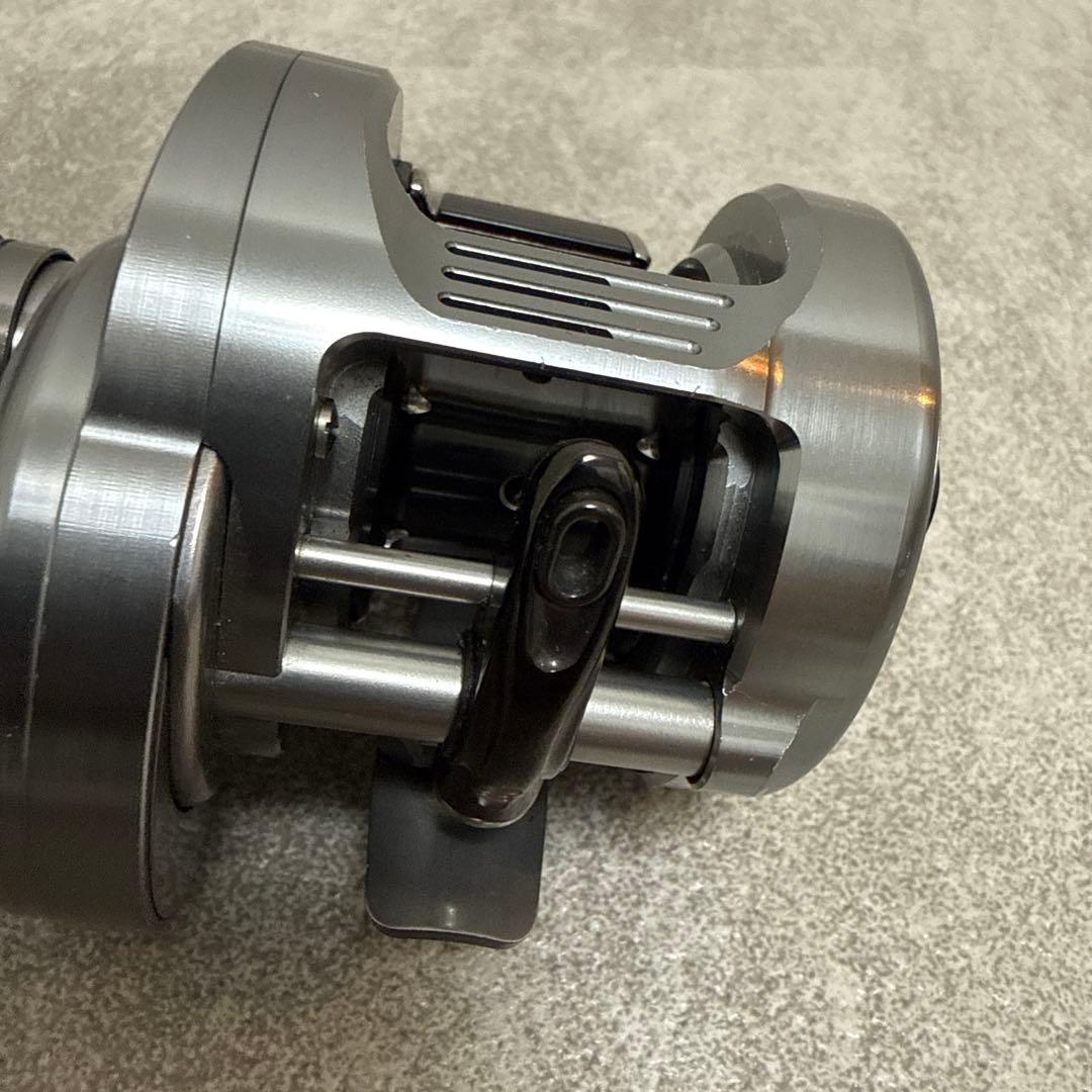 【美品】シマノ　20カルカッタコンクエスト　DC100　右ハンドル