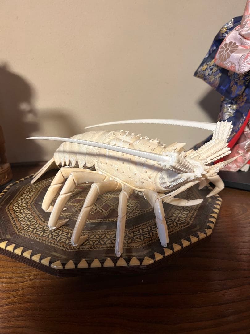 n*o様 日本製　伊勢海老　彫刻 八角形の木製台座付き