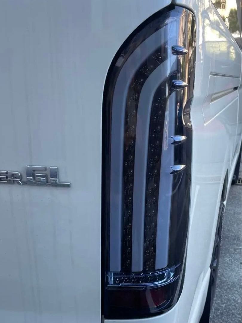 中古品トヨタ・ハイエース200系 LED TAIL LAMP 左右セット